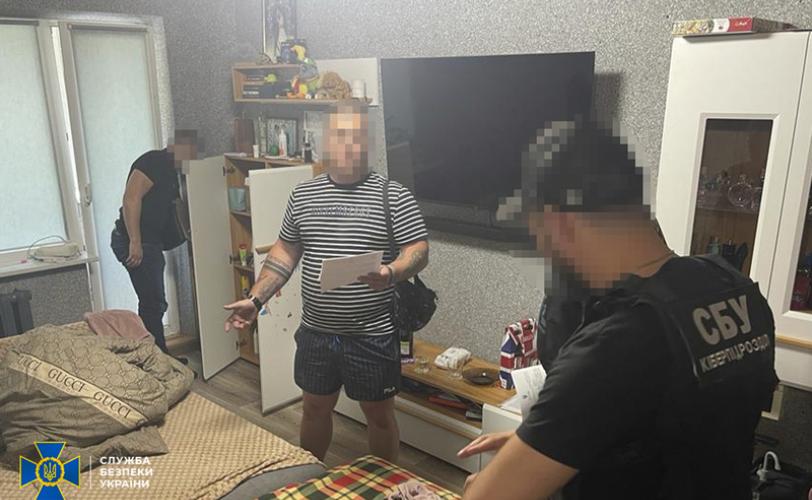 р