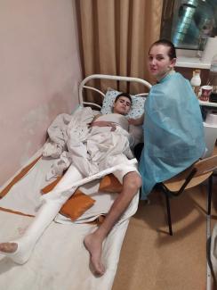 мальчик в гипсе
