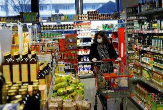 покупать продукты в магазине