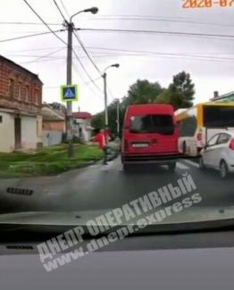 удар