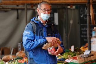 покупать продукты