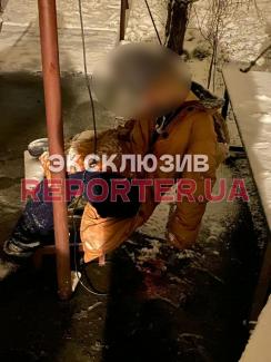 повесилась