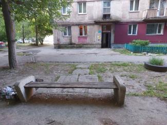 р