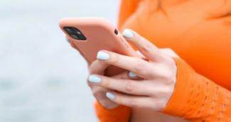  iPhone у дівчини