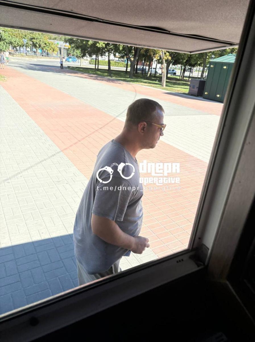 р