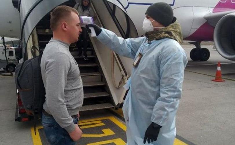 человеку измеряют температуру