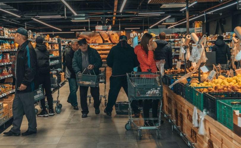 люди в супермаркете