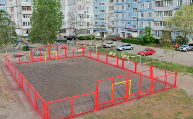 поле