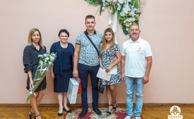 молодята