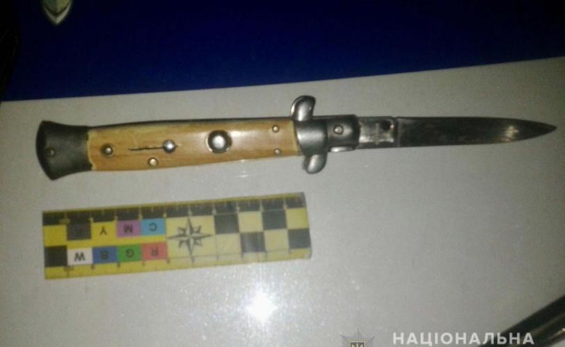 нож