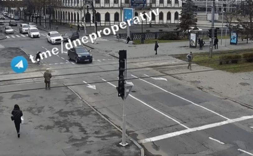 р