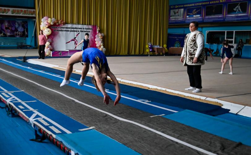 стрибки на акробатичній доріжці