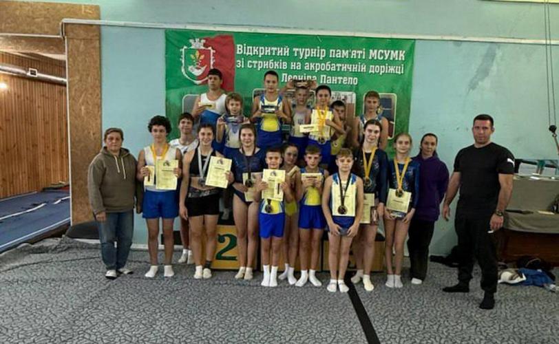 стрибки на акробатичній доріжці