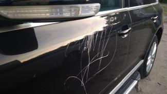 царапать авто