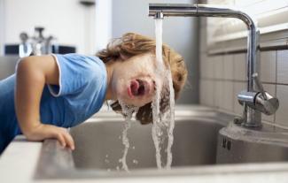 вода