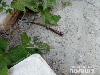 нож