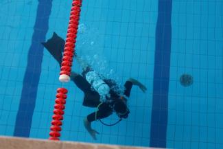 тонути в басейні