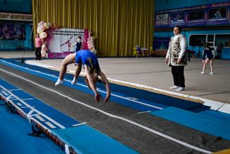 стрибки на акробатичній доріжці