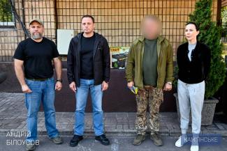 військові