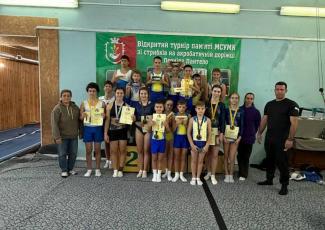 стрибки на акробатичній доріжці
